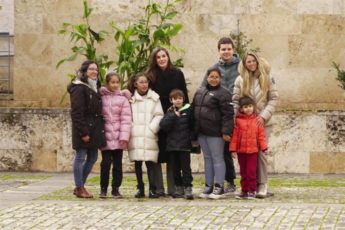 La Reina con escolares en una visita a San Millán de la Cogolla