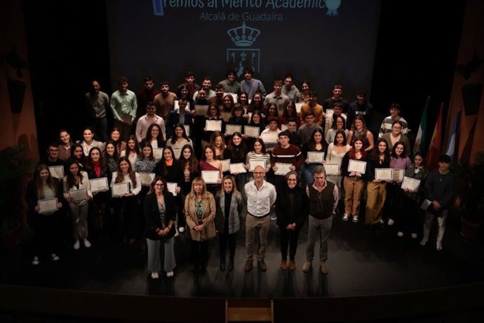 Archivo - Foto de grupo de los estudiantes premiados