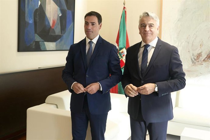El lehendakari, Imanol Pradales (i) y el presidente del PP vasco, Javier De Andrés (d)