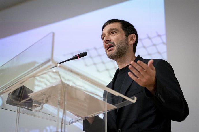 Archivo - El ministro de Derechos Sociales, Consumo y Agenda 2030, Pablo Bustinduy, durante el acto ‘Alianzas y acciones ante el genocidio en Palestina’, en la Casa Árabe de Madrid, a 23 de julio de 2025, en Madrid (España). 