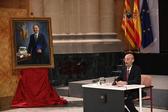 Archivo - El expresidente de Aragón Javier Lambán durante el acto de entrega de su retrato, en la sala de la Corona del Edificio Pignatelli, a 10 de julio de 2025, en Zaragoza