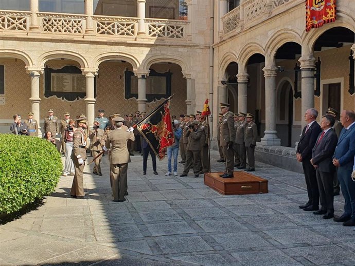 Momento de intercambio del guión de la Academia de Artillería de Segovia entre los dos coroneles.