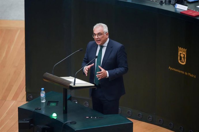 Archivo - El portavoz municipal del PP y concejal del distrito de Carabanchel, Carlos Izquierdo Torres, durante un pleno del Ayuntamiento de Madrid, en el Palacio de Cibeles