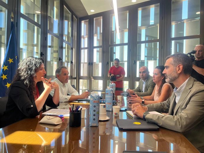 El consejero de Agricultura, Pesca, Agua y Desarrollo Rural, Ramón Fernández-Pacheco, y la alcaldesa de Almería, María del Mar Vázquez, durante la reunión mantenida junto a otros representantes institucionales para abordar proyectos en materia de aguas.