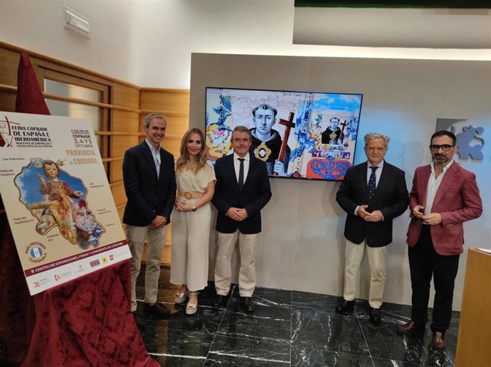 El presidente de la Diputación, Salvador Fuentes (segundo por la dcha.), en la presentación del II Salón de Emprendimiento Cofrade y el Vía Crucis Magno.