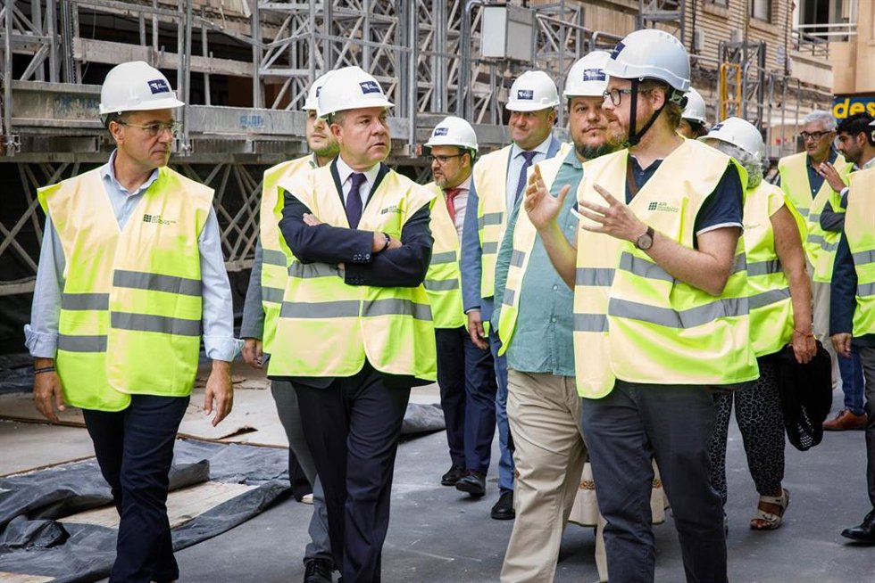 El presidente de Castilla-La Mancha, Emiliano García-Page, visita en Albacete, las obras de rehabilitación energética de 478 viviendas de La Pajarita.