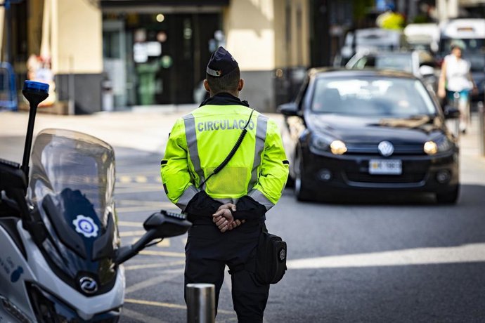 Un agente de circulación controlando vehículos en Andorra la Vella