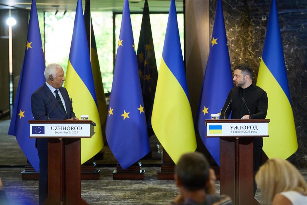El presidente de Ucrania, Volodimir Zelenski, y el presidente del Consejo Europeo, en una comparecencia conjunta