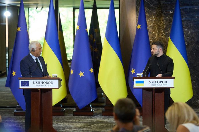 El presidente de Ucrania, Volodimir Zelenski, y el presidente del Consejo Europeo, en una comparecencia conjunta