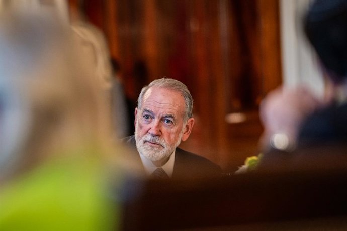 Archivo - HANDOUT - 07 July 2025, US, Washington: US Ambassador to Israel Mike Huckabee looks on as US President Donald Trump hosts a bilateral dinner with Israeli Prime Minister Benjamin Netanyahu in the Blue Room of the White House. Photo: Daniel Torok/