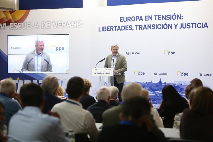 Jorge Azcón, durante su intervención en la clausura de la XVI Escuela de Verano 'Antonio Torres', organizada por el PP-Aragón en Tarazona (Zaragoza) y a la que ha asistido el secretario general nacional del PP, Miguel Tellado.