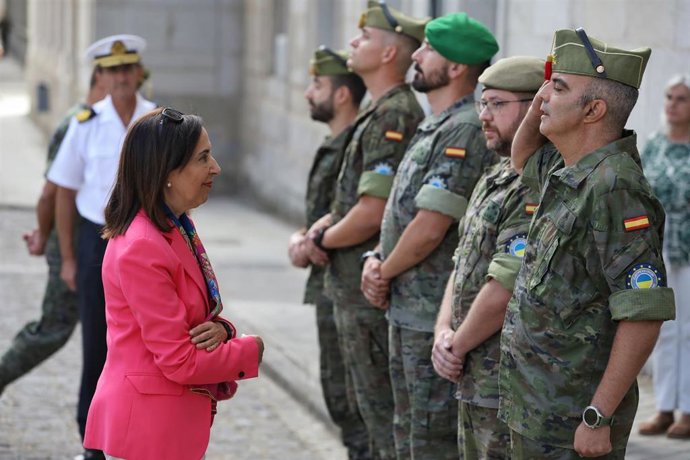 La ministra de defensa, Margarita Robles, visita al personal de la misión de asistencia militar de la Unión Europea en apoyo a Ucrania, en la Academia de Infantería de Toledo.
