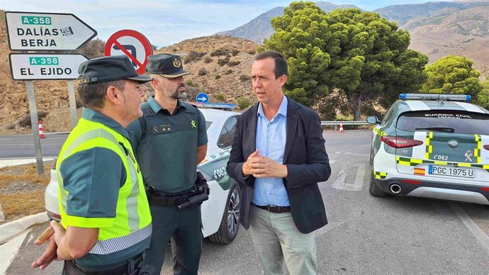 El subdelegado del Gobierno en Almería, José María Martín, acompañado por agentes de la Guardia Civil.