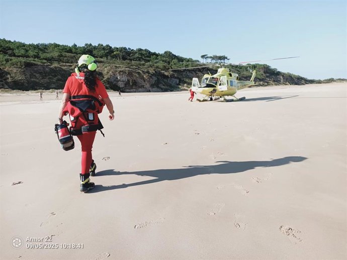 Surfistan sacan del agua a una persona con síntomas de preahogamiento en Loredo