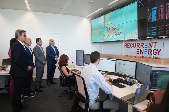 El presidente de la Junta, Juanma Moreno, ha visitado este viernes en Sevilla la sede de la empresa Recurrent Energy Construcción (Recsa)