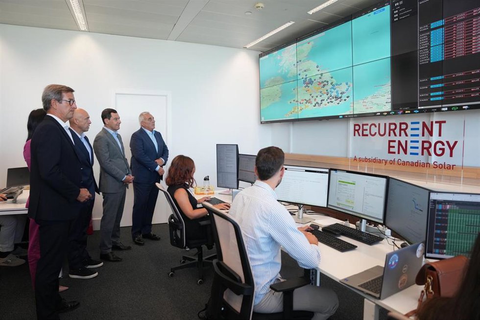 El presidente de la Junta, Juanma Moreno, ha visitado este viernes en Sevilla la sede de la empresa Recurrent Energy Construcción (Recsa)