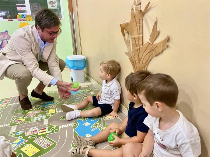 El delegado territorial de Desarrollo Educativo y Formación Profesional de la Junta, Diego Copé, visita la Escuela Infantil La Victoria.