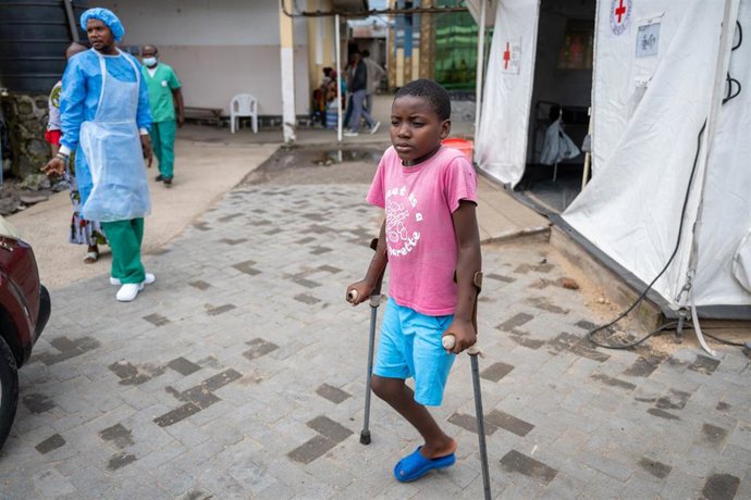 Archivo - Un niño que sufrió la amputación de una pierna a causa del conflicto en el este de República Democrática del Congo (RDC) junto a una trabajadora médica en el Hospital Ndosho de Goma, capital de la provincia de Kivu Norte (archivo)
