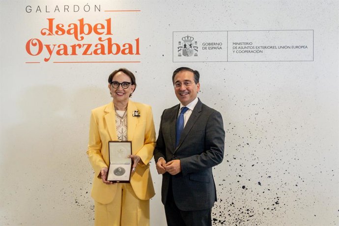 El ministro de Asuntos Exteriores, Unión Europea y Cooperación, José Manuel Albares, hace entrega del galardón Isabel de Oyarzábal a Rebeca Grynspan, actual secretaria general de la Conferencia de las Naciones Unidas sobre Comercio y Desarrollo (UNCTAD), 