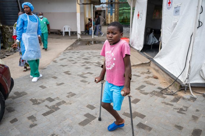 Archivo - GOMA, May 11, 2025  -- A child who lost the left leg in the local conflict is seen at Ndosho Hospital in Goma, the Democratic Republic of the Congo (DRC), on May 10, 2025. Ndosho Hospital, located in Goma, the capital city of North Kivu province