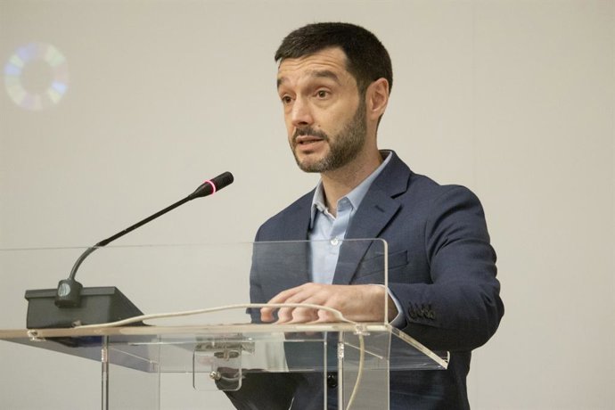 Archivo - El ministro de Derechos Sociales, Pablo Bustinduy, durante su intervención en el conversatorio bajo el título ‘Palestina. Paz y seguridad para garantizar los derechos humanos y el cumplimiento de la Agenda 2030’, celebrado en la Casa Árabe de Ma