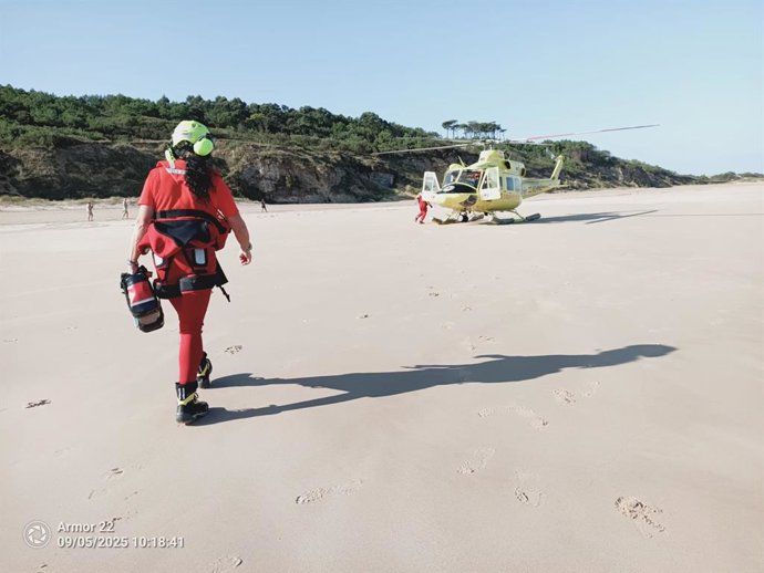 Surfistas retiram uma pessoa da água com sintomas de pré-afogamento em Loredo