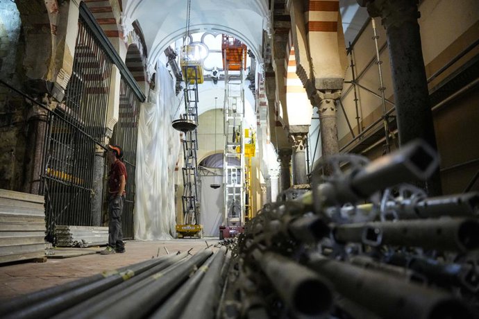 Imagens do trabalho de reforço da Mesquita-Catedral de Córdoba após o incêndio ocorrido em 8 de agosto, 5 de setembro de 2025 em Córdoba (Andaluzia, Espanha). Os trabalhadores da Mesquita-Catedral trabalham no reforço