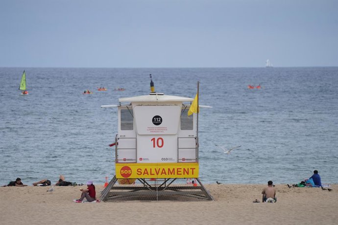 Archivo - Arquivo - Posto de salva-vidas na praia de Bogatell, 9 de julho de 2025, em Barcelona, Catalunha (Espanha). De 26 de maio a 11 de setembro, os salva-vidas estão programados em Barcelona para a alta temporada. A cidade deixa