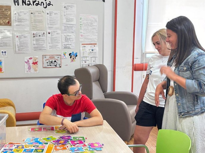 La consejera de Bienestar Social, Barbara García Torijano, visita el CADIG Crisol de Cuenca.