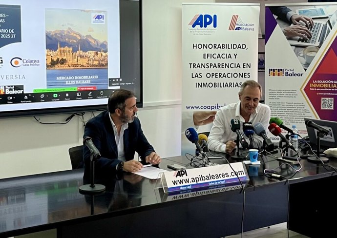 El catedrático de Economía Financiera y Contabilidad de la Universidad de Zaragoza, Luis Alberto Fabra, y el presidente de los API de Baleares, José Miguel Artieda, presentan el primer informe de los API.