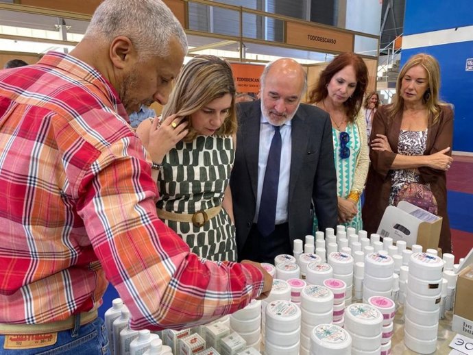 Érez Forniés En El Recorrido Por Los Stands De La Feria De Muestras De Calatayud.