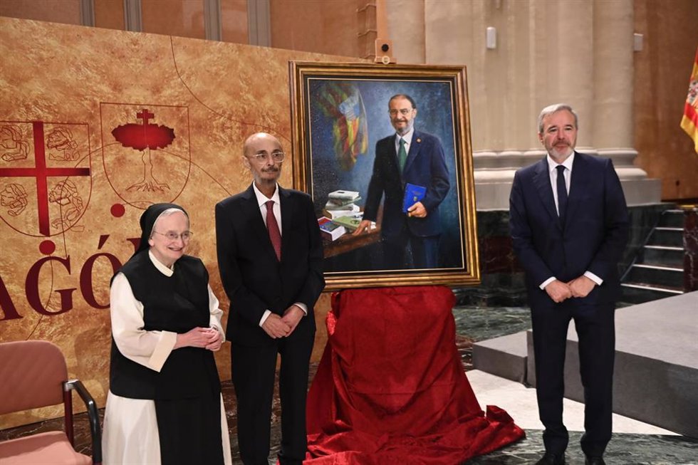 Archivo - El expresidente de Aragón Javier Lambán (i) y el presidente del Gobierno de Aragón, Jorge Azcón (d), durante el acto de entrega del retrato de Javier Lambán, en la sala de la Corona del Edificio Pignatelli, a 10 de julio de 2025 
