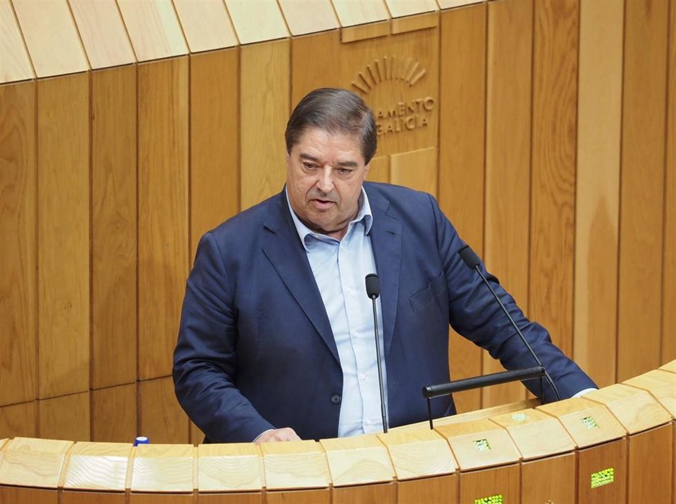 Archivo - El diputado del PSdeG Julio Abalde en una intervención en el Parlamento de Galicia.