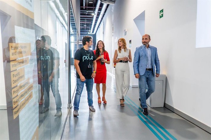 La consejera de Empresa, Empleo y Economía Social de la Región de Murcia, Marisa López Aragón, ha hoy las instalaciones del Polo Nacional de Contenidos Digitales, acompañada por la concejala de Innovación y Digitalización, Alicia Izquierdo.