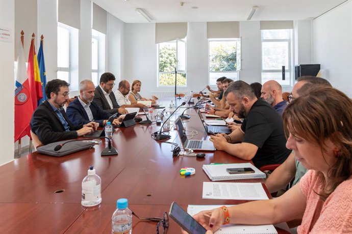 O Ministro Regional da Educação, Sergio Silva, preside a mesa de negociações com a Junta de Personal Docente (Diretoria de Pessoal Docente).
