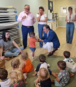 El delegado de Desarrollo Educativo y Formación Profesional y de Universidad, Investigación e Innovación de la Junta en Málaga, Miguel Briones, en su visita al Centro de Educación Infantil Novainfancia, en Alhaurín de la Torre