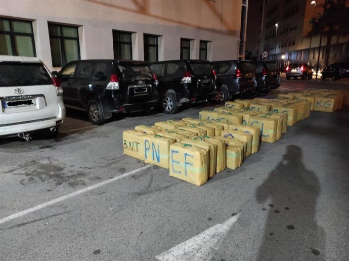 Archivo - Fardos de droga intervenidos.