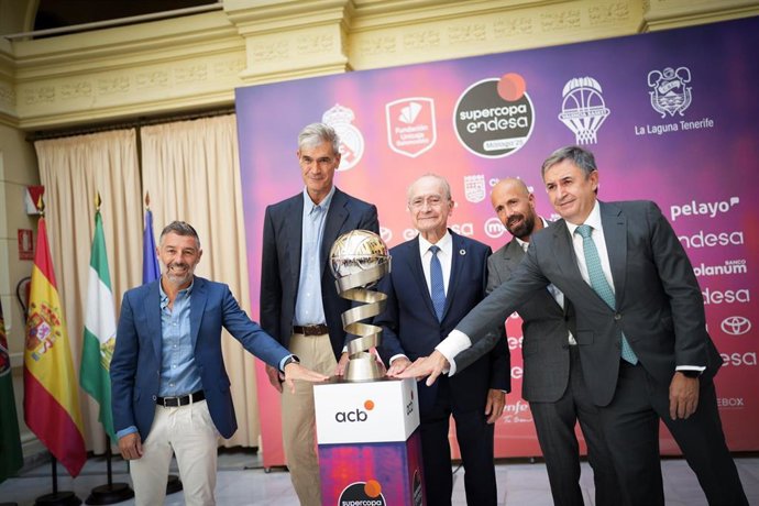 Sorteo de emparejamientos de la Supercopa en el Ayuntamiento de Málaga.