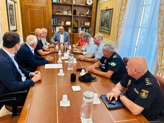 El alcalde del Ayuntamiento de Vélez-Málaga, Jesús Lupiáñez, se reúne con representantes de las FCSE y con agricultores del municipio y la comarca