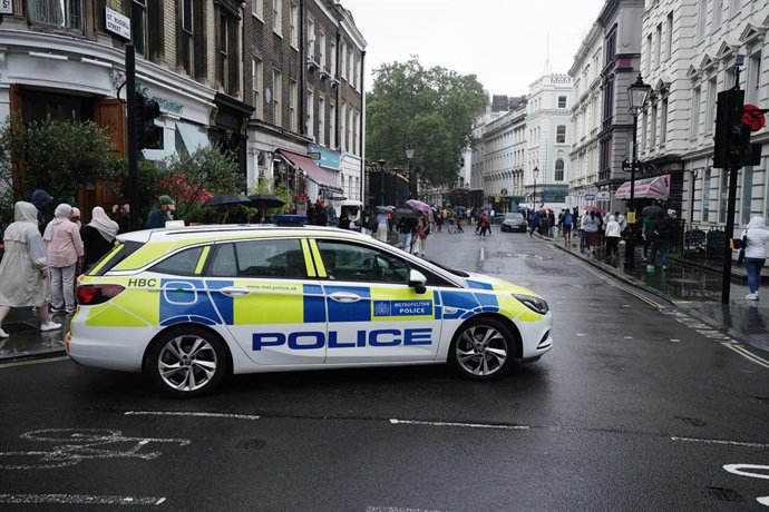 Archivo - 08 August 2023, United Kingdom, London: Police wait at the British Museum in London after a man was arrested on suspicion of causing grievous body harm after a man was stabbed close to the museum. Photo: Jordan Pettitt/PA Wire/dpa