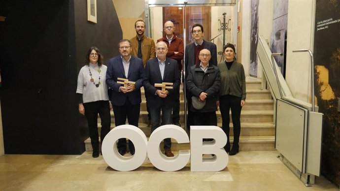 Archivo - Representantes de la OCB con algunos de los galardonados en los 'Premis 31 de Desembre' de 2024.
