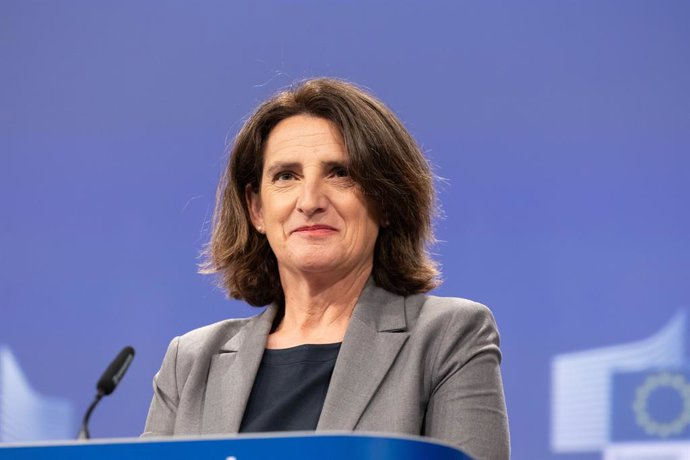 Archivo - Arquivo - A vice-presidente da Comissão Europeia, Teresa Ribera, durante uma coletiva de imprensa na sede da Comissão Europeia em 2 de junho de 2025 em Bruxelas, Bélgica. A Comissão Europeia anunciou hoje uma multa de 329 milhões de euros para a