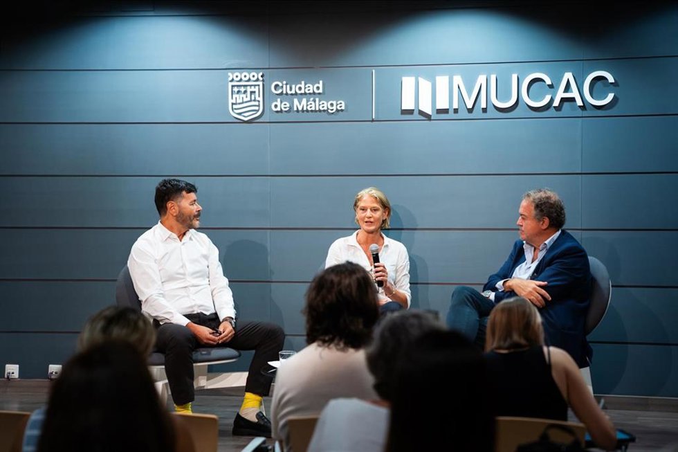 La muestra 'Mona Kuhn. Y tu desnudo será un gran poema' ha sido inaugurada este viernes con la presencia de la propia artista junto a Luis Lafuente y Salvador Nadales.