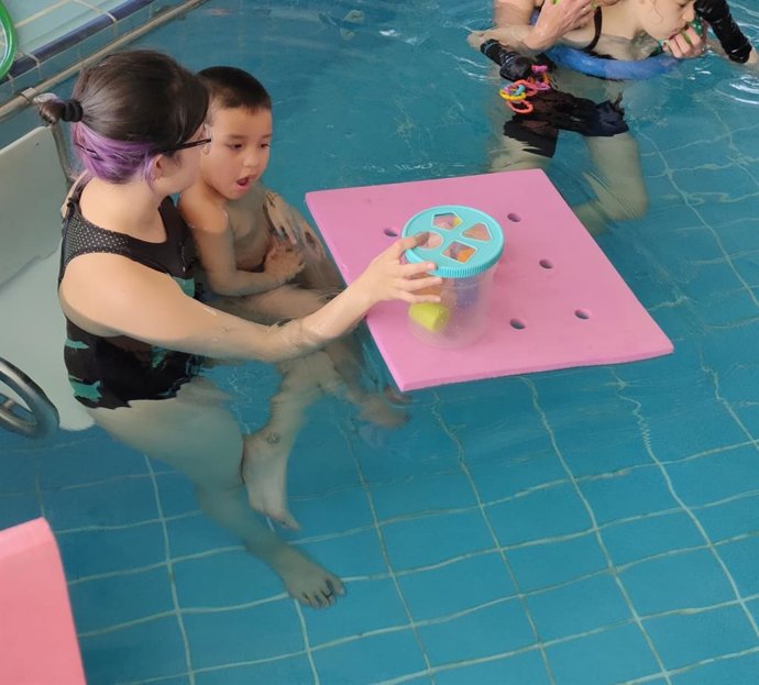 La fisioterapia resulta "esencial" para que los niños con diversidad funcional reanuden su actividad tras el verano