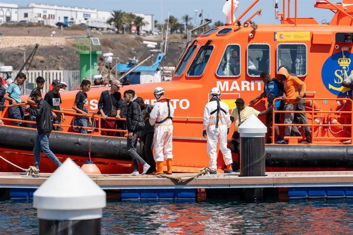 Archivo - Varios migrantes llegan a bordo de la embarcación de Salvamento ‘Al Nair’ al muelle de Puerto Naos, a 18 de septiembre de 2024, en Arrecife, Lanzarote, Canarias (España).