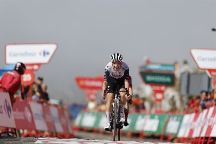 El ciclista portugués Joao Almeida (UAE Team Emirates), ganador de la decimotercera etapa de La Vuelta de 2025 en L'Angliru por delante del líder Jonas Vingegaard.
