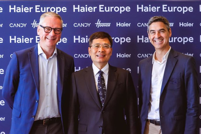 Imagen de la firma del acuerdo entre ATP y Haier hasta 2028.
