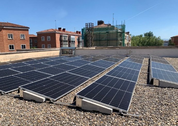 Paneles solares en la cubierta del Centro Cívico de Ariznabarra
