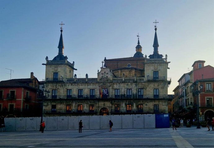 Archivo - Ayuntamiento de León saca a licitación por 63.000 euros el proyecto de rehabilitación del Consistorio de la Plaza Mayor
