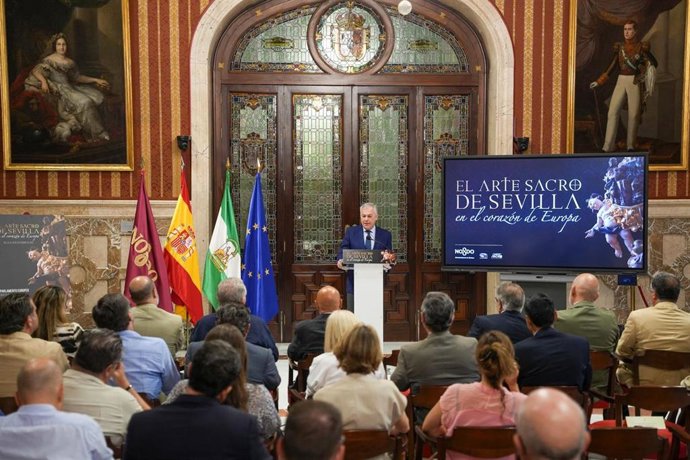 Sanz, en la presentación de la exposición del arte sacro de Sevilla que acogerá el Parlamento de Europa, en Bruselas (Bélgica).